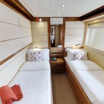 Ferretti 881