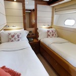 Ferretti 881